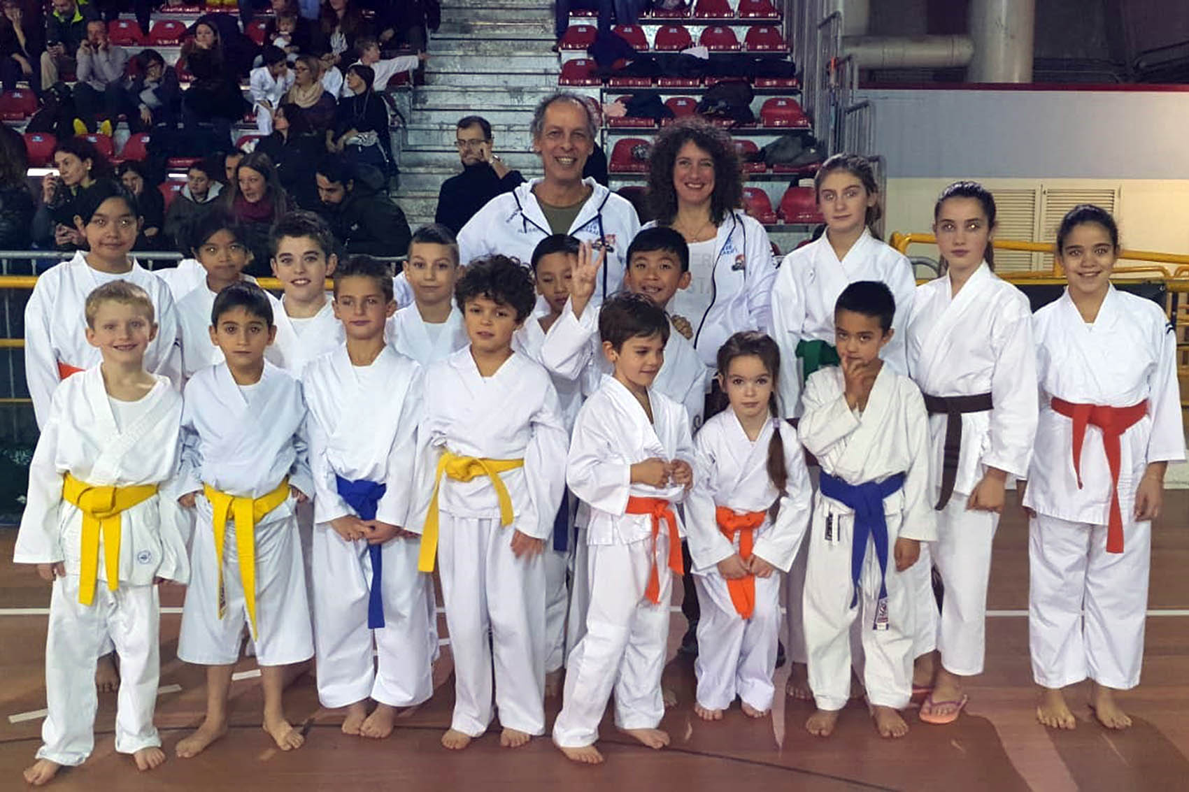 Tredici bambini dell Arezzo Karate 1979 al Gran Premio