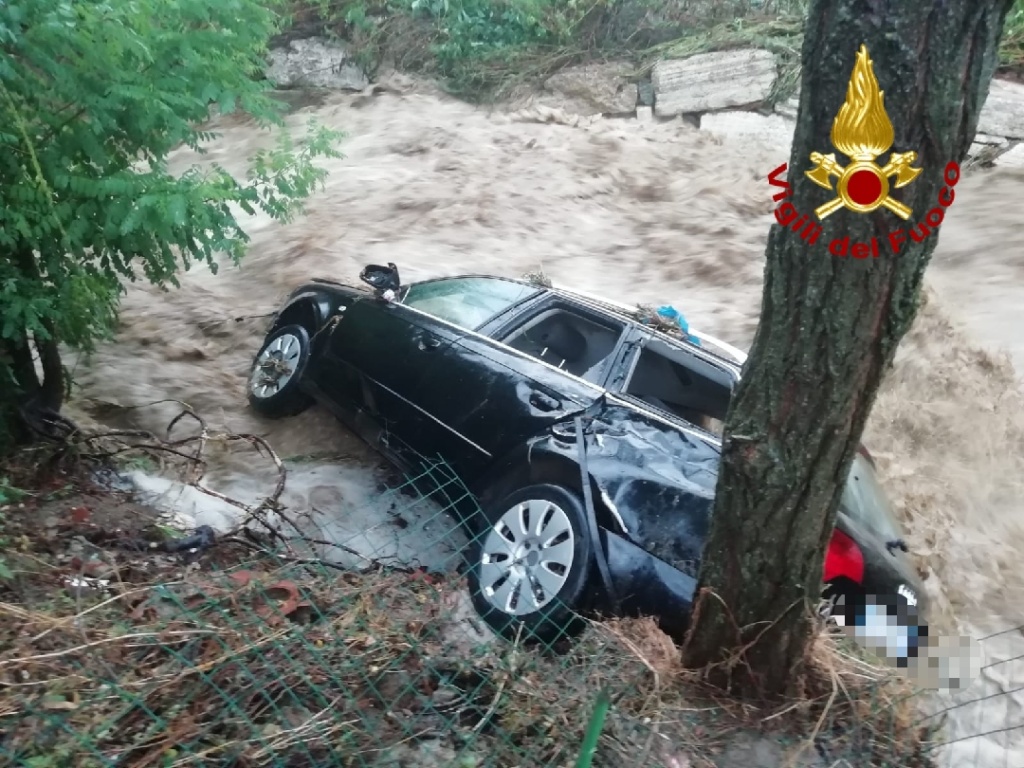 Alluvione Arezzo in azione la Protezione civile Vigili del Fuoco