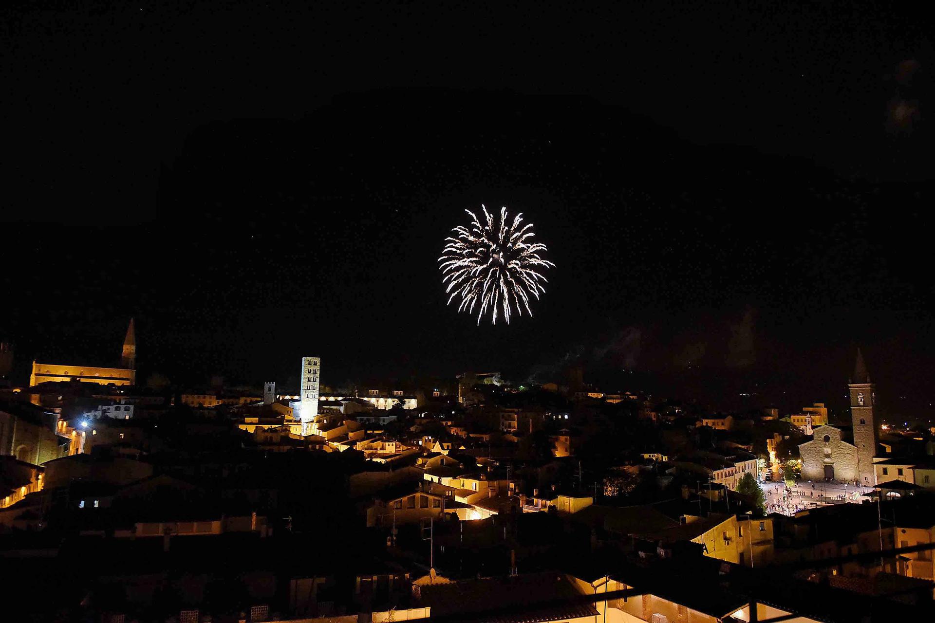 Arezzo fuochi d artificio spettacolari per celebrare San Donato