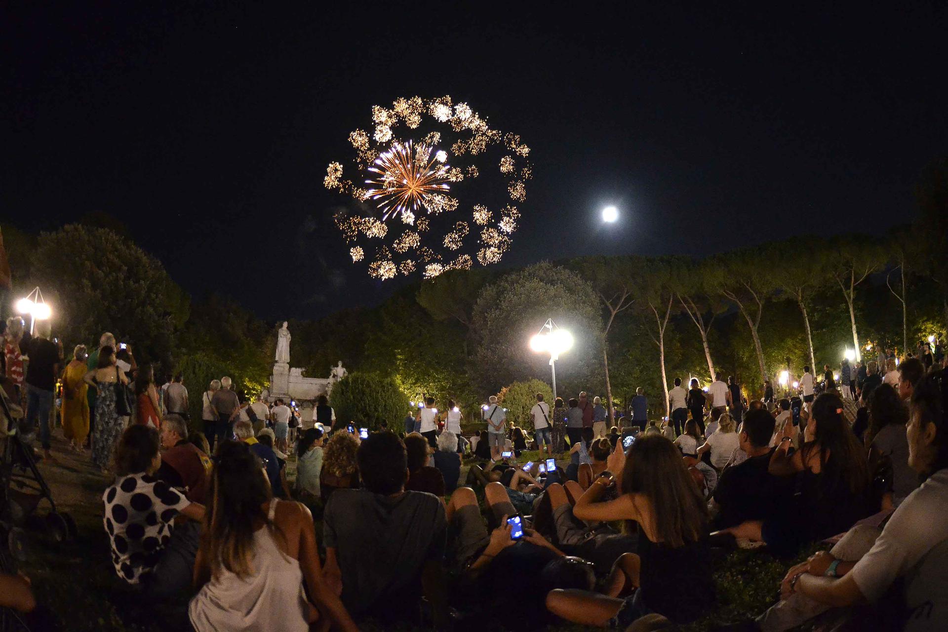 Arezzo fuochi d artificio spettacolari per celebrare San Donato