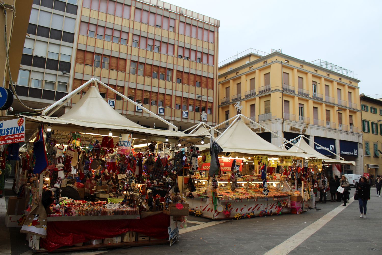 Mercatino natalizio in piazza San Jacopo e Risorgimento ambulanti