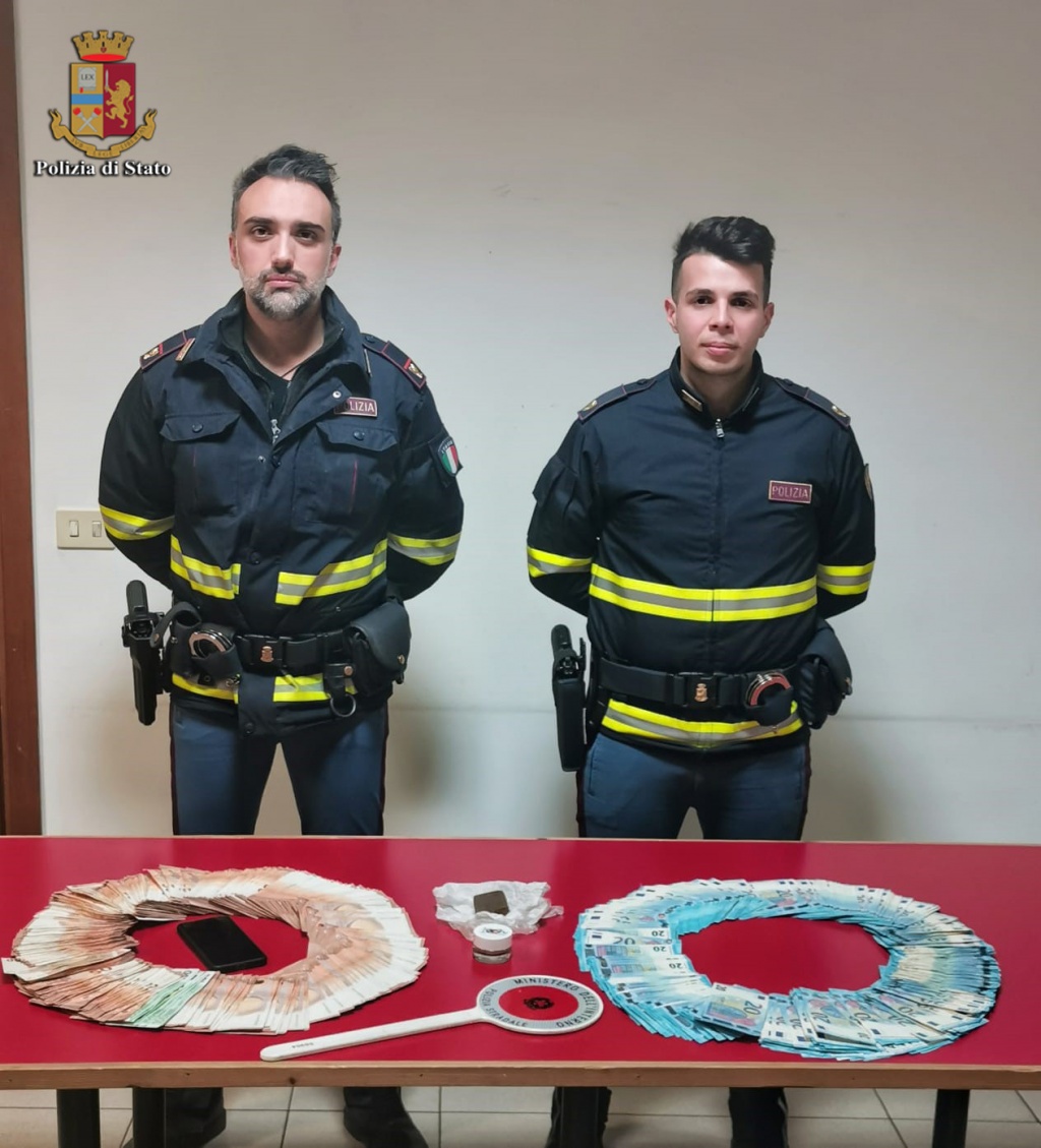 In auto con la droga e migliaia di euro arrestato in A1 pusher