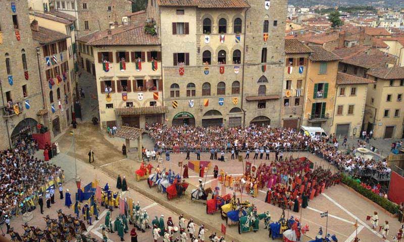 Giostra del Saracino di Arezzo il saluto da brividi dei