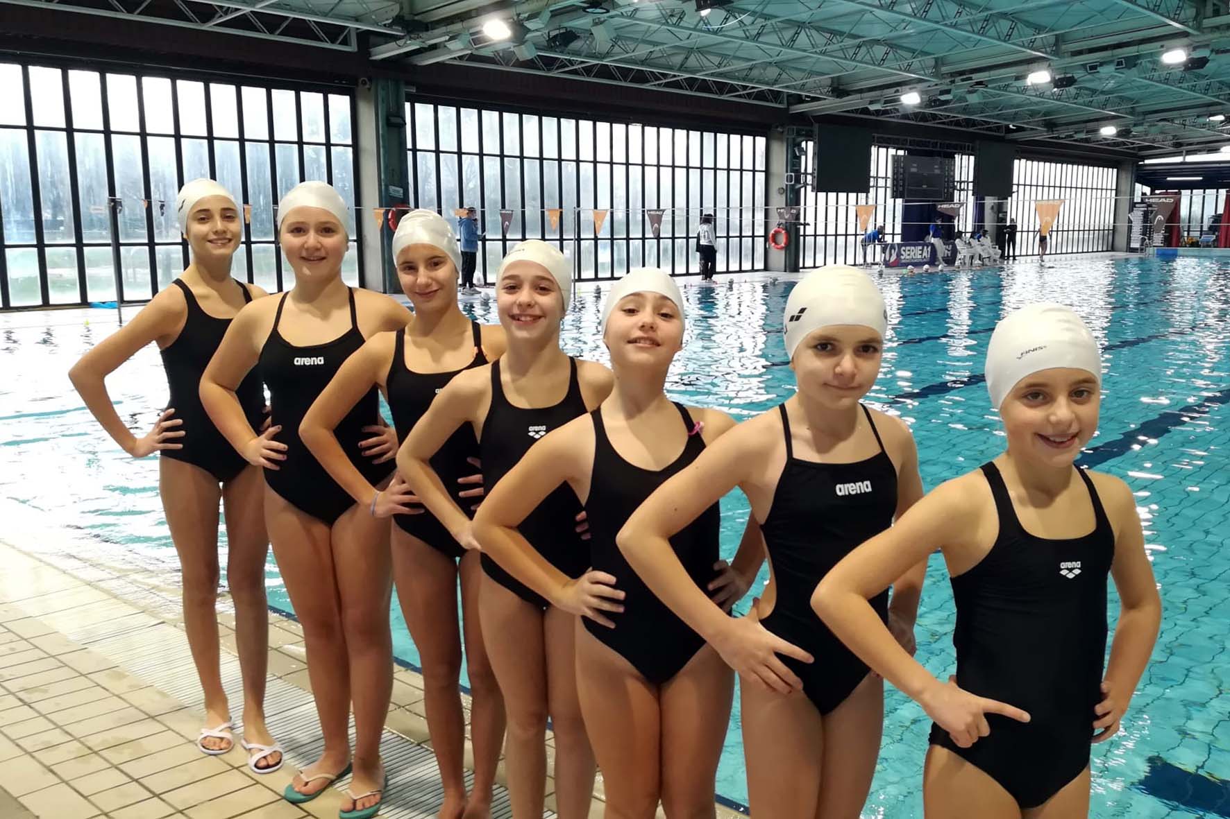 Le sincronette della Chimera Nuoto in vasca al campionato