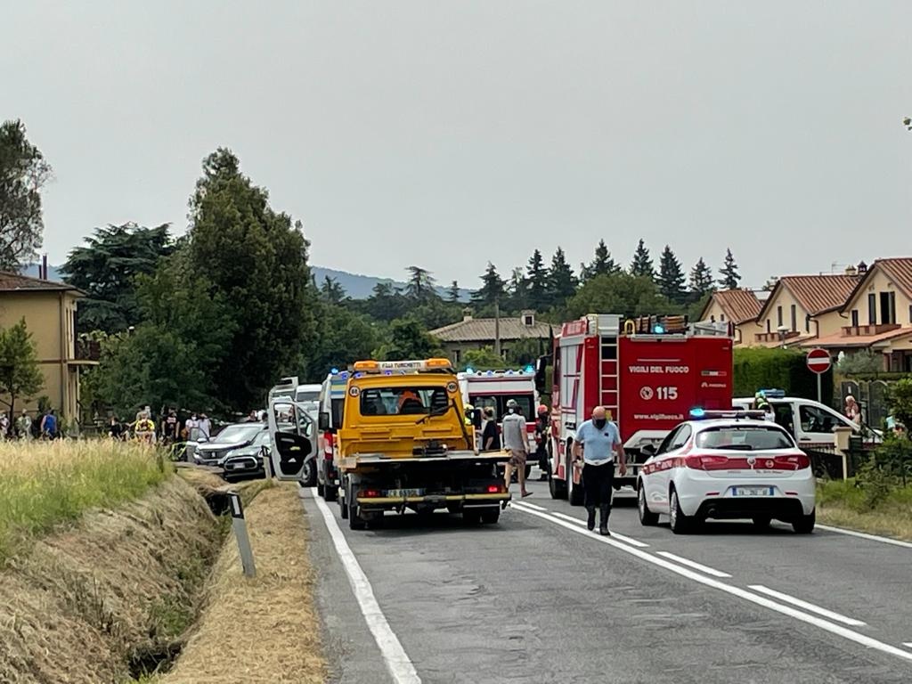 Tre auto a collisione lungo la Sr71 una si ribalta quattro