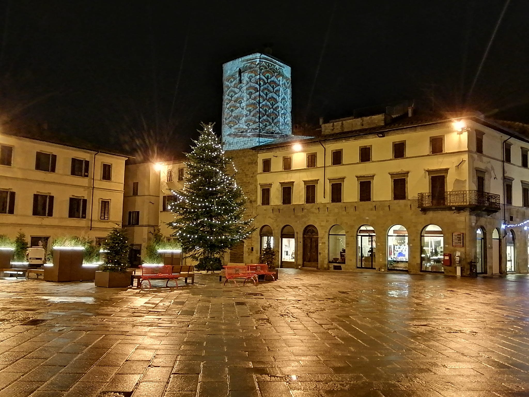 Vetrine scintillanti e tanti piccoli Babbo Natale Sansepolcro si