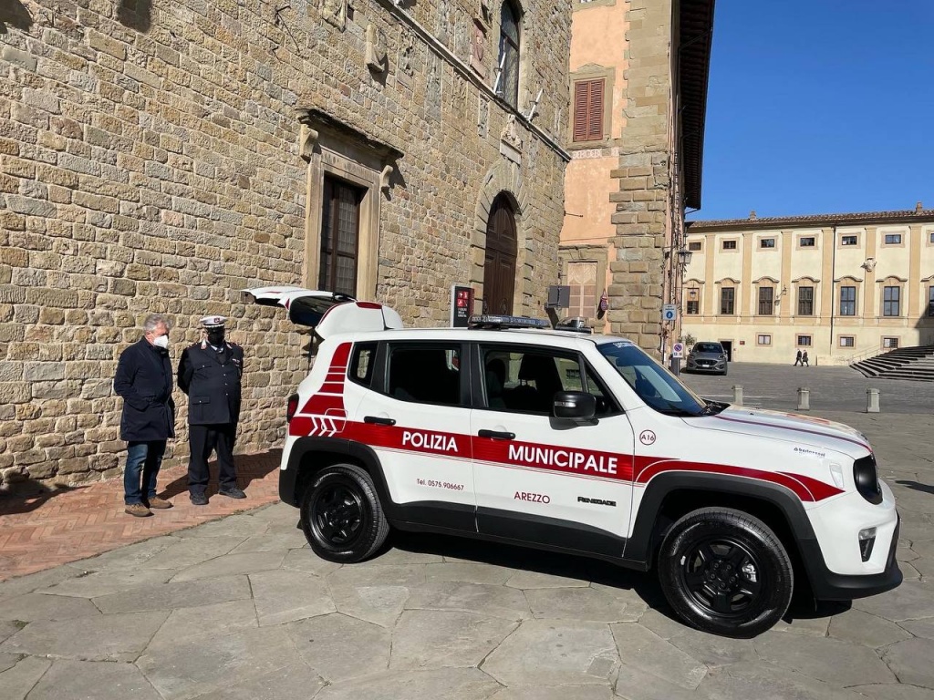 Il parco auto della Polizia Municipale di Arezzo si amplia con una