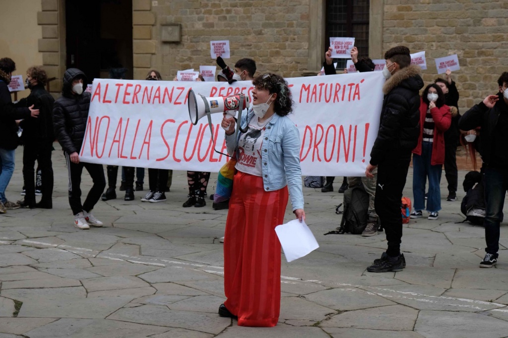 Contro l alternanza scuola lavoro studenti in piazza anche ad