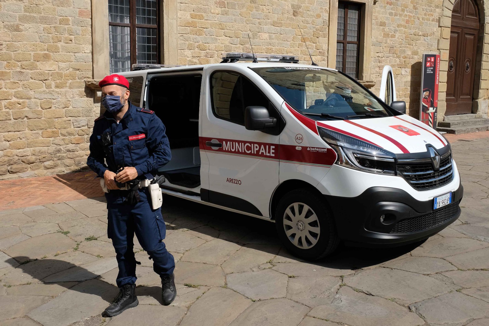 L unit mobile antidegrado della polizia municipale a Palazzo del