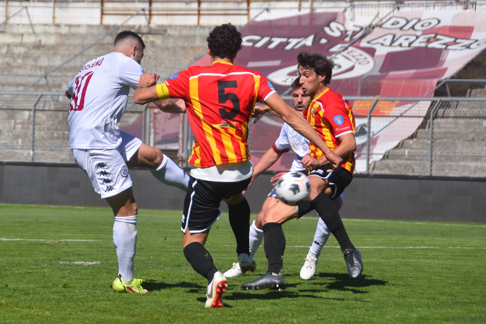 Doppio Persano l Arezzo ritrova la vittoria e i tifosi contro il