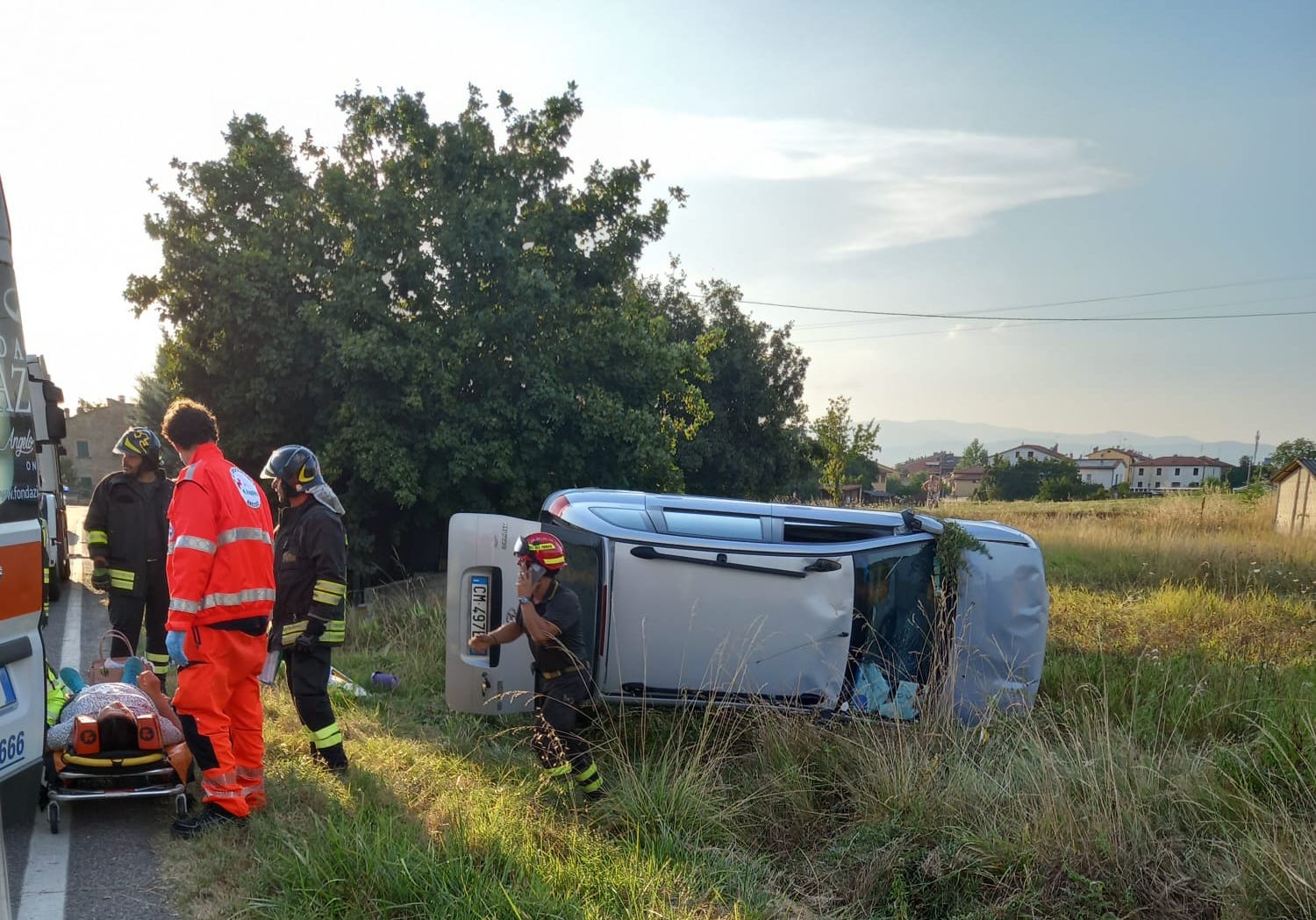 Arezzo perde il controllo dell auto ed esce fuori strada. Ferita