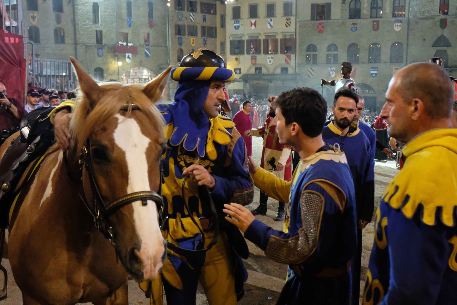 Giostra in piazza per la Lancia d oro dedicata alla citt . Tutti