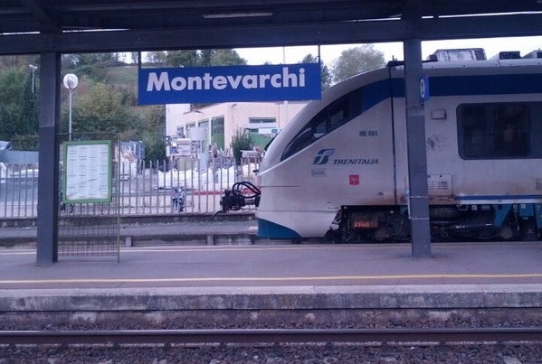 Montevarchi investito dal treno in stazione ritardi tra Arezzo e