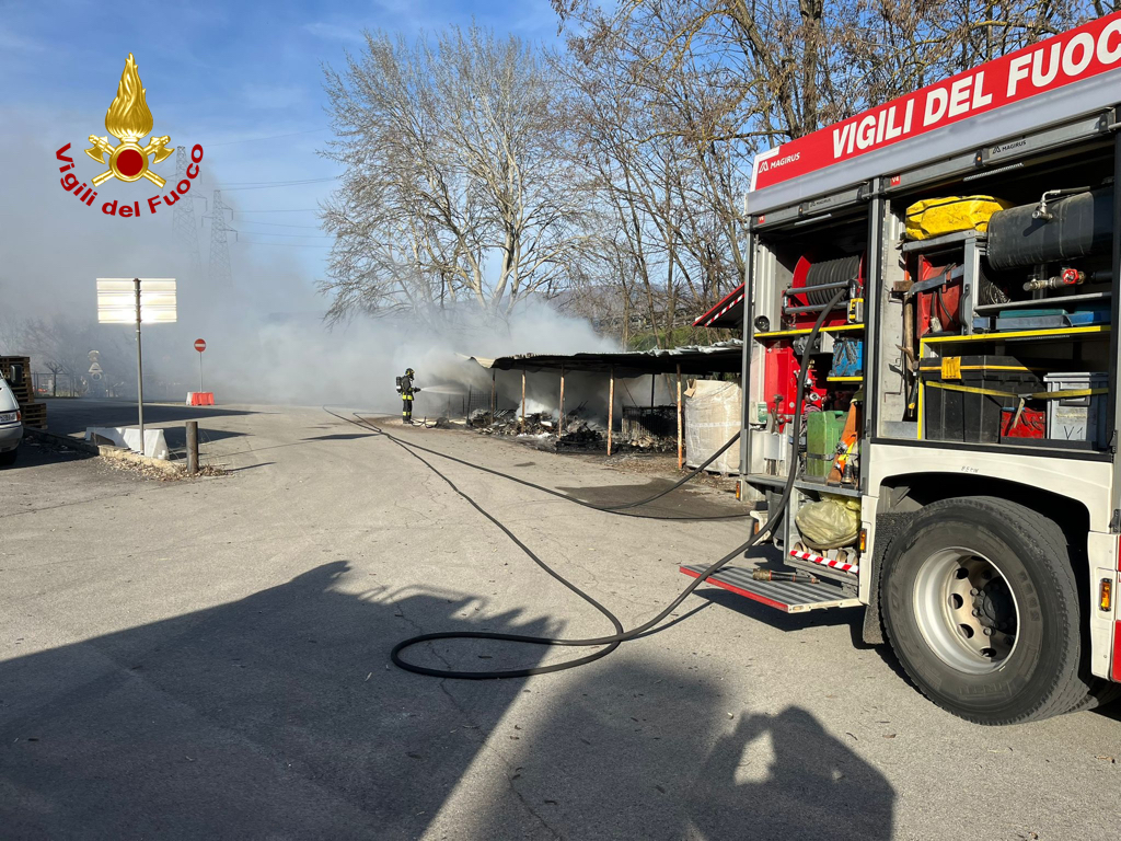 Fiamme alla vetreria distrutto deposito fumo in autostrada