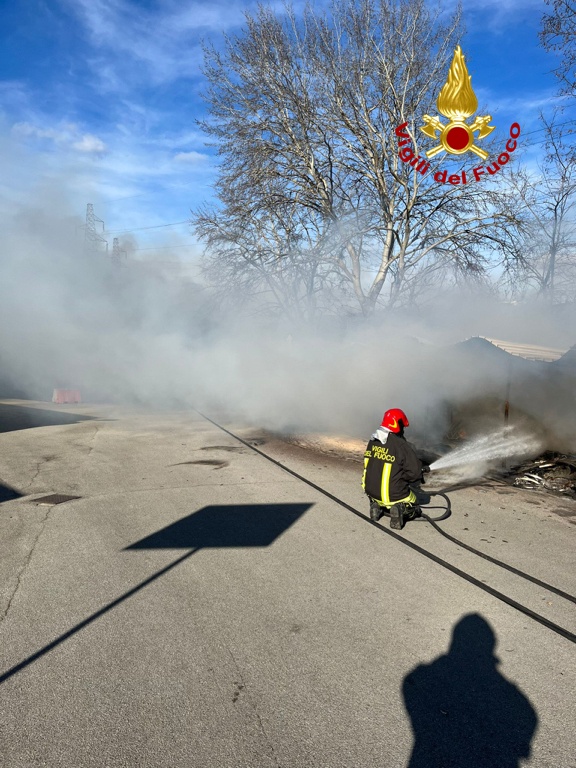 Fiamme alla vetreria distrutto deposito fumo in autostrada