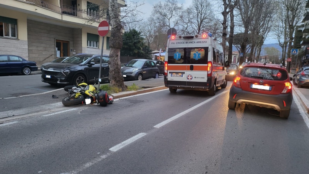 Arezzo scontro auto e moto. Feriti padre e figlio Cronaca