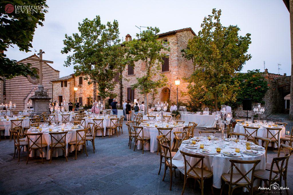 La Piazza dei desideri sotto le stelle di Lucignano Wine Food