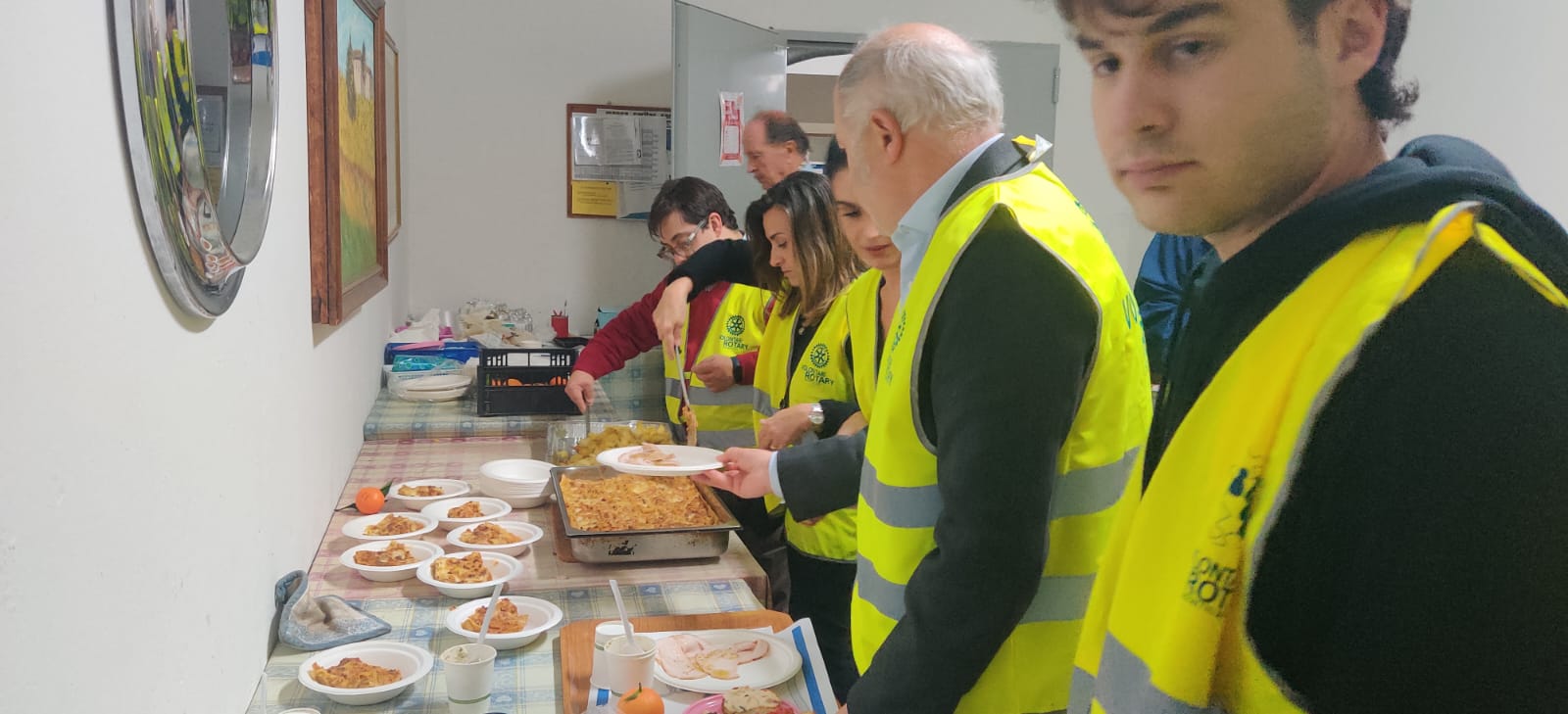 I soci del Rotary Club Arezzo volontari alla Mensa Caritas