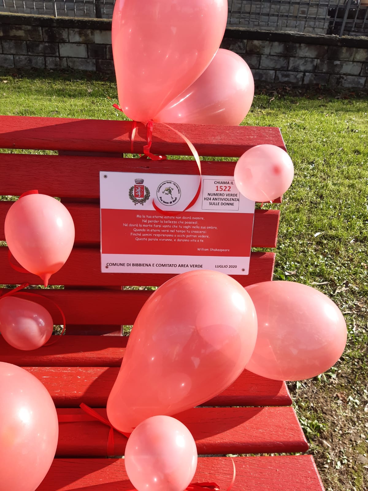 Lancio dei palloncini rossi alla panchina di Piazza Dalmazia per la  Giornata internazionale contro la violenza sulle donne