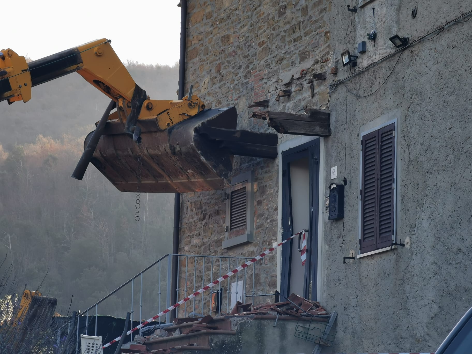 Con la ruspa contro la casa dei vicini preso a fucilate ucciso