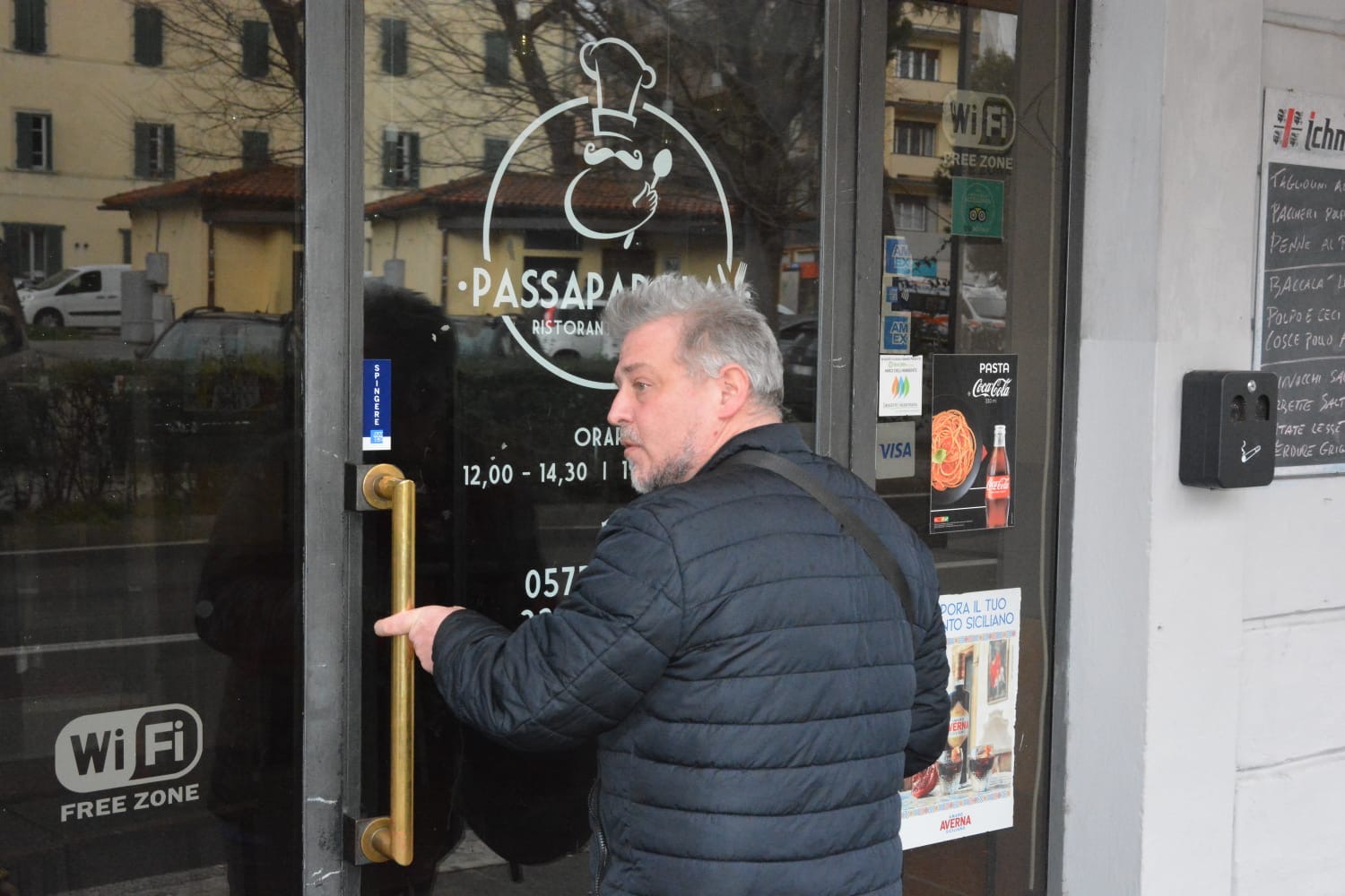 D in escandescenze e danneggia il locale attimi di paura al