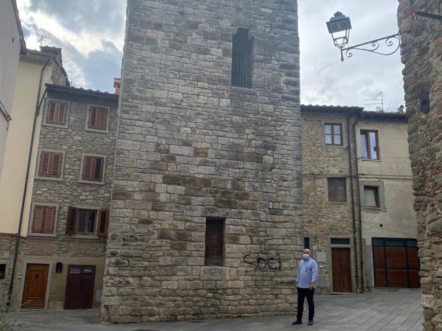 torre soci imbrattata 3.jpg