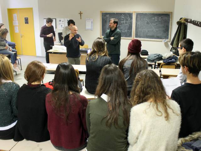 Liceo Petrarca - Laboratori teatrali Noidellescarpediverse (1).JPG