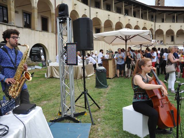 Arezzo-anfiteatro-aperitivo-estate (16).jpg