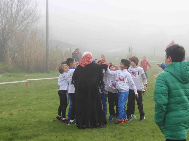 la Befana campestre che consegna auguri e doni.jpg