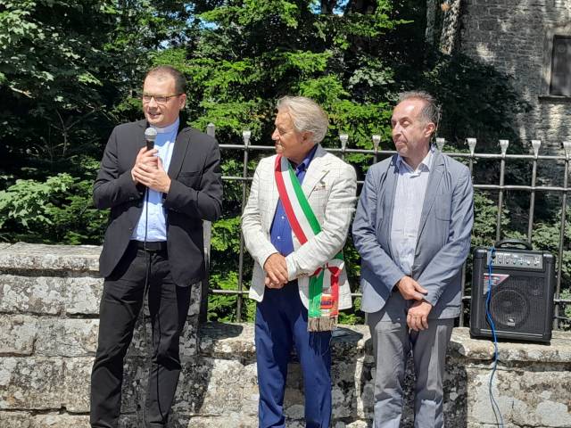 Santuario La Verna inaugurazione presepi con don Daniel Chira del Vaticano2.jpeg