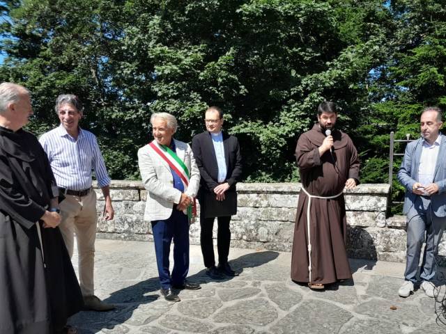 Santuario La Verna inaugurazione presepi con don Daniel Chira del Vaticano.jpeg