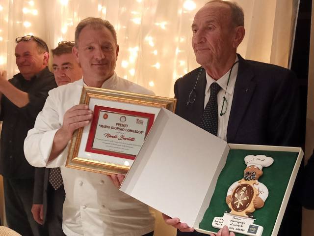 Associazione Cuochi Arezzo - Premiazione Nando Borlotti (1).jpg