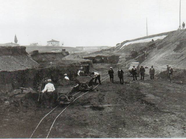 14 - Anni Trenta del Novecento -  Lavori di scavo del canale  già ipotizzato da Leonardo.jpg