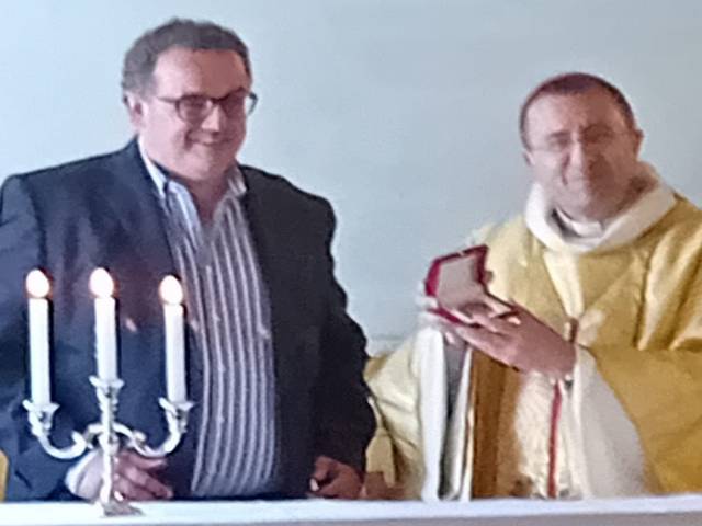 Thevenin Sandro Sarri consena la medaglia  Vescovo di Arezzo.jpg
