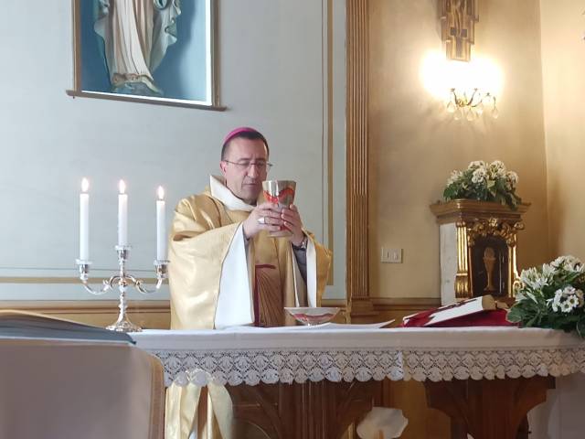 26 maggio 2024 Il Vescovo di Arezzo celebra la Messa al Thevenin_1.jpg