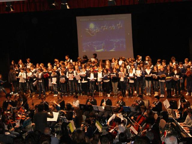 Orchestra e coro dell Casalpino al Teatro Mecenate.jpg