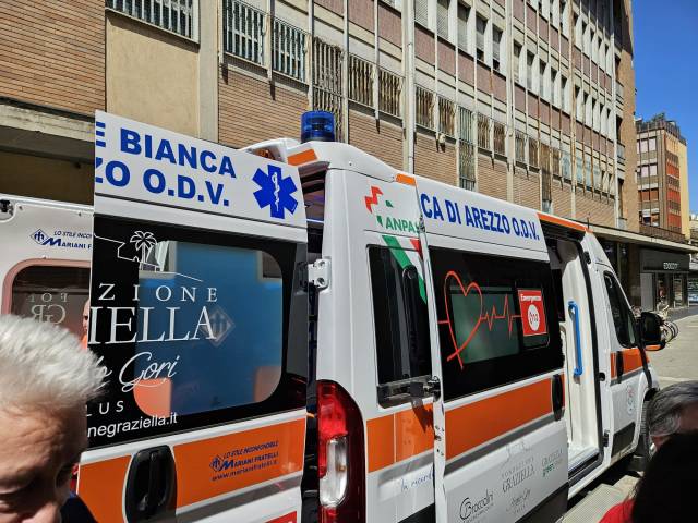 Fondazione Graziella - Donazione ambulanza(6).jpg