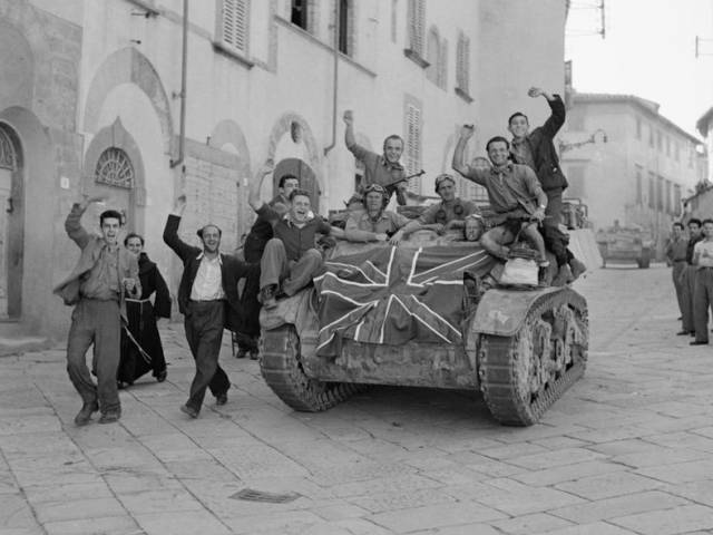 1 - Partigiani aretini sul carro stuard in via san Domenico. A destra civili impassibili osservano.jpg