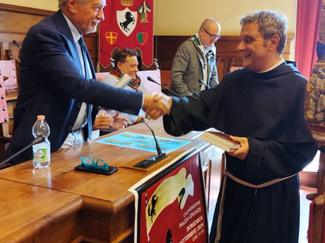 Padre Francesco dona libro a sindaco e rettori.jpeg