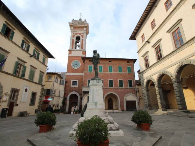 Foiano della Chiana piazza  Cavour.jpg