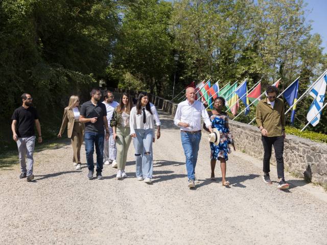 Il presidente Franco Vaccari con gli studenti della World House di Rondine.jpg