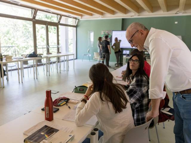 Il presidente Franco Vaccari con gli studenti del Quarto Anno Rondine.jpg.jpg