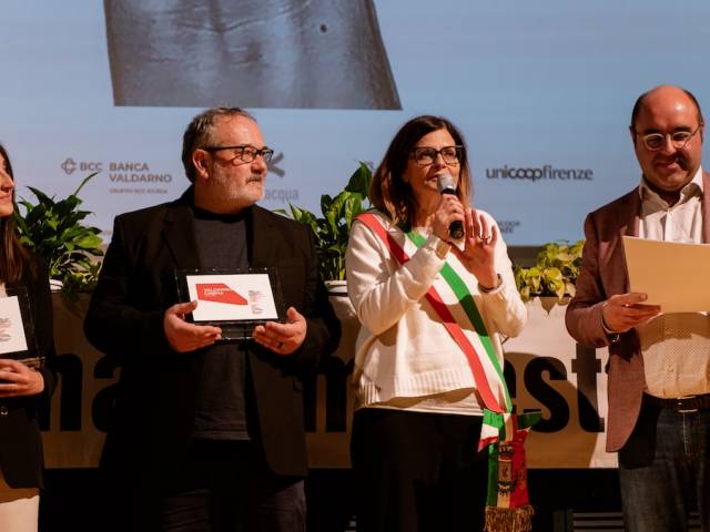 Un momento della serata di premiazione (da sx Elisa Baldini, Vittorio Moroni, sindaco Valentina Vadi e marco Luceri).jpg