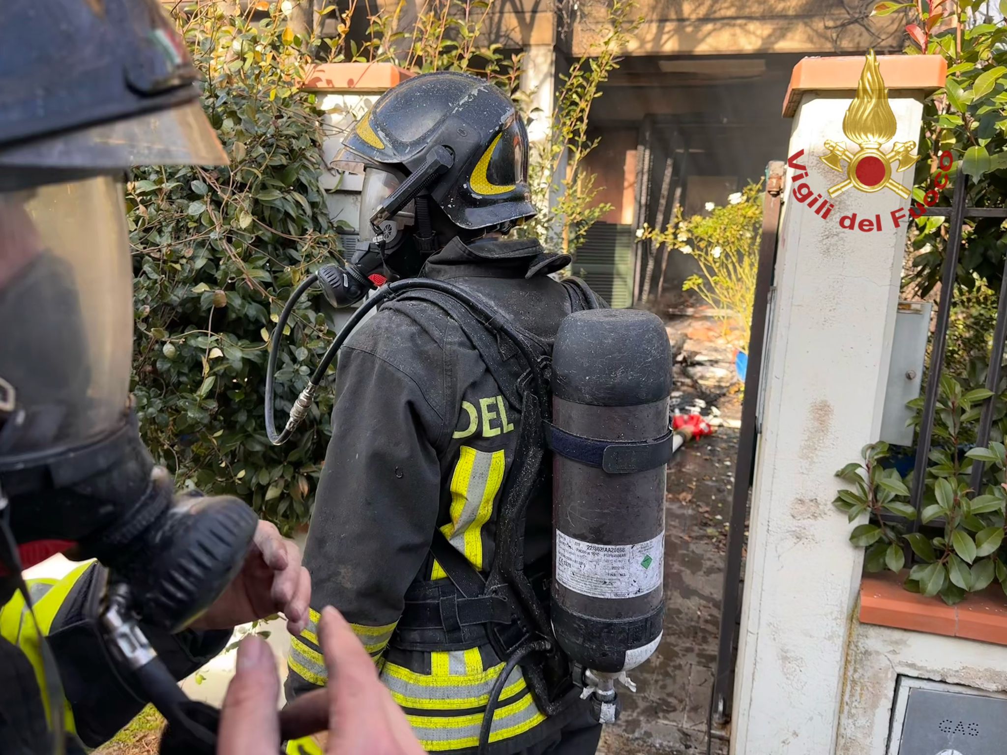 Incendio in abitazione ad Arezzo danni ingenti e casa inagibile