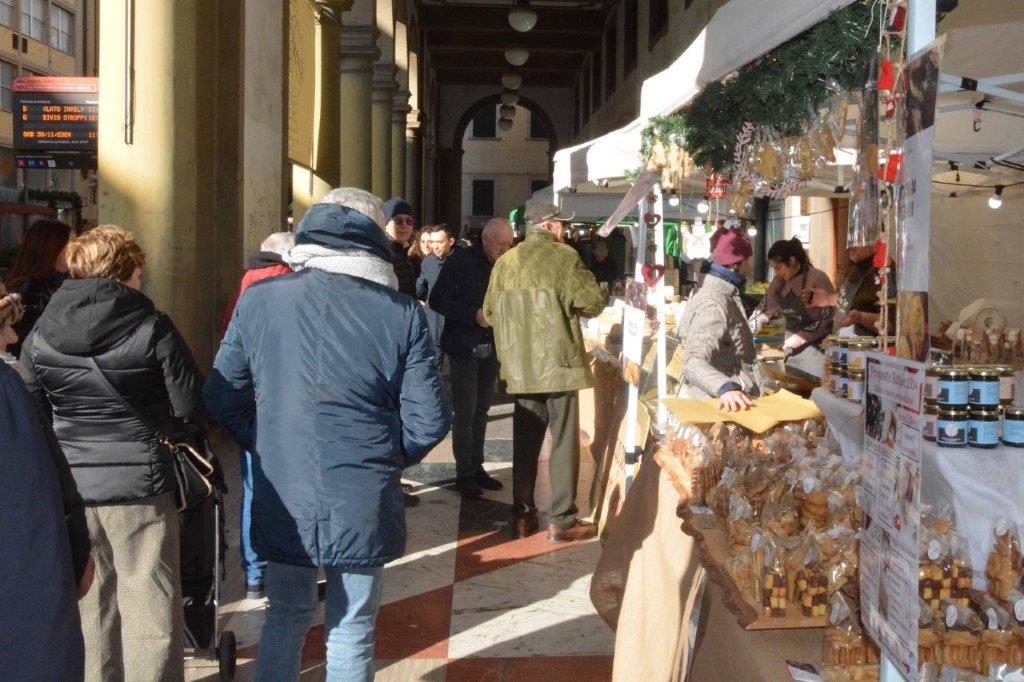 Torna ad Arezzo il mercato agreste sotto i portici di Via Roma