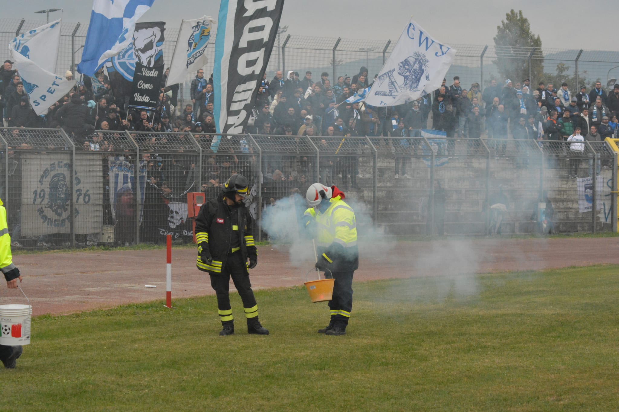 Fumogeni e petardi al Città di Arezzo, scattano sanzioni per il Pescara. Le decisioni del Giudice Sportivo