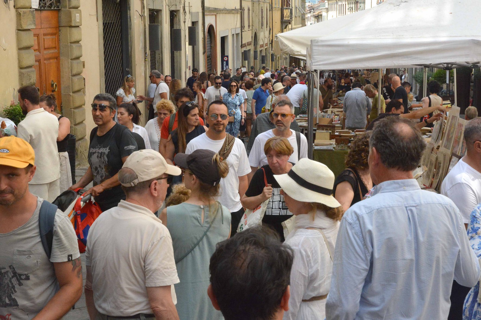 Fiera Antiquaria di Arezzo edizione di agosto: 208 espositori, aumentano le presenze – Foto