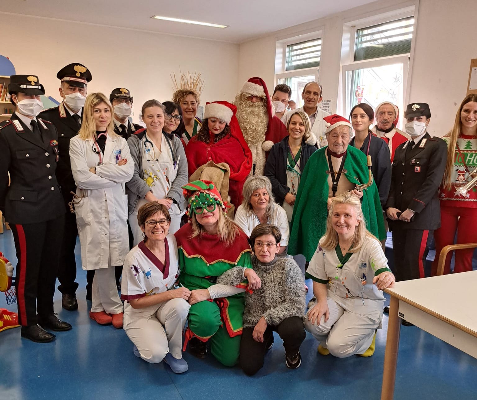 I Carabinieri insieme a Babbo Natale per portare regali in Pediatria Ar24Tv