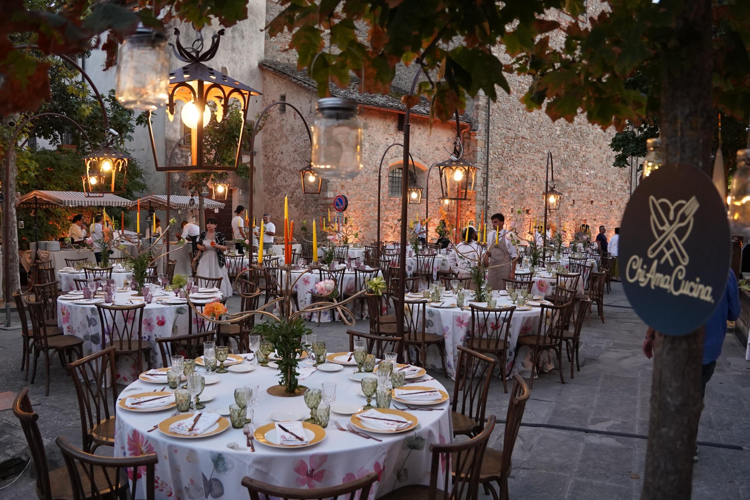 Lucignano incanta con la Cena in piazza sotto le stelle – Foto