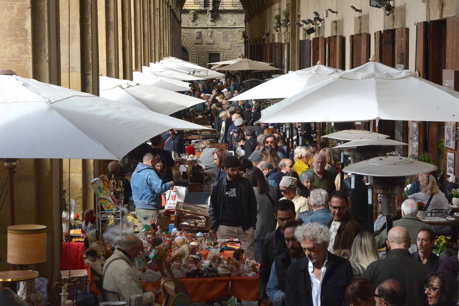 Fiera Antiquaria di Arezzo in ottima salute: 228 espositori, migliaia di visitatori – Foto